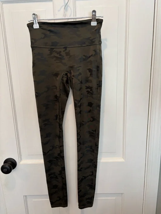 EUC SPANX Matte Green Faux Leather  Camo Leggings Power Waistband - Size Small - Picture 7 of 16